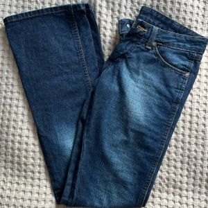 Wrangler jeans  - Wrangler jeans, bootcut.  Säljer då de är för små w 24 l 32 450kr