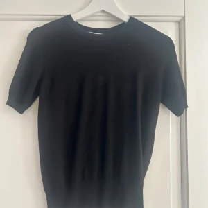 Stickad t-shirt  - Stickad tröja i svart från Zara som bara är använd några få gånger!🖤🖤
