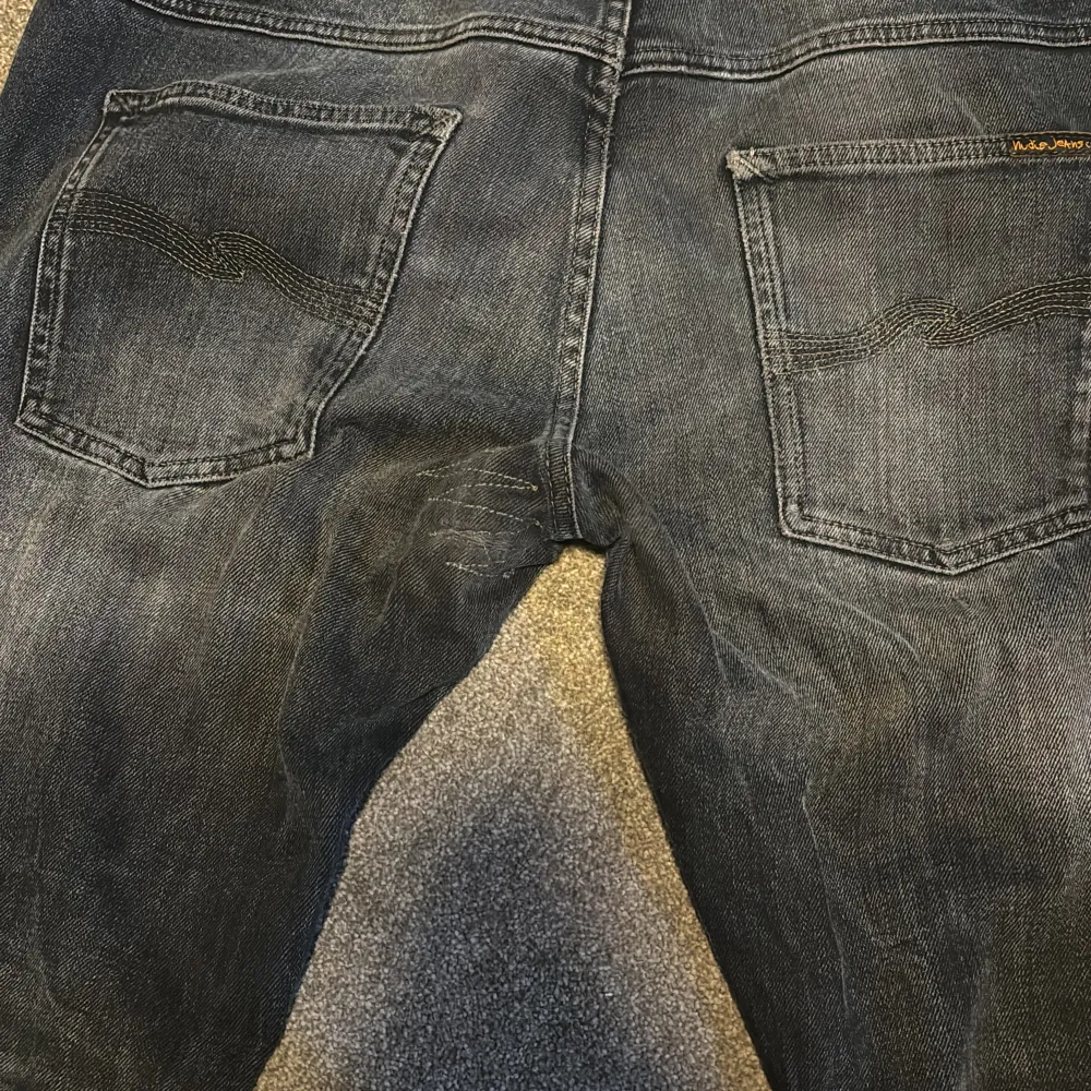 Nudie Jeans med en riktigt snygg ljusgrå/mörkgrå tvätt. Väldigt bra skick, en liten lagning i skrevet som ej syns när dem är på, se bild 4.  Jag på bilden är ca 182 lång.. Jeans & Byxor.