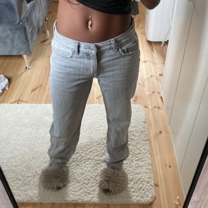 Grå jeans från G Perfect Jeans - Säljer ett par snygga grå jeans från G Perfect Jeans. De har en klassisk femficksdesign och är i en straight passform. Perfekta för både vardag och fest! 🖤