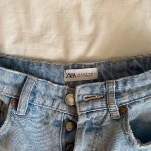 Zara jeans💗 - Fina ljusblå midwaist jeans från Zara💗 Köpta här på plick och inte använda mer än 3-5 gånger av mig. Är lite slitage på dem vid kanterna med kan va ditaljer som ska va där också, kan fås bilder på det om de önskas. 💗💗