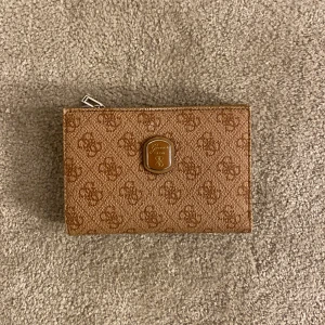 Original Guess plånbok💗 - Guess plånbok med mycket plats. Jag säljer denna guess plånbok för ett billigt pris eftersom att jag inte använder den längre💗pris kan diskuteras.