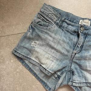 Säljer mina såå snygga lågmidjade jeans shorts. De är vintage i storlek 164 vilket motsvarar typ XS/S. En ”washed” blå färg med snygga bakfickor. Assnygga hål detaljer. Finns inte att köpa längre! Säljs billigt nu när sommarn är slut så pass på🙃 