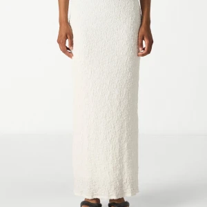 Vit långkjol från Gina tricot💕 - Använd en gång så precis som ny! Storlek S men lite stor i storleken! 