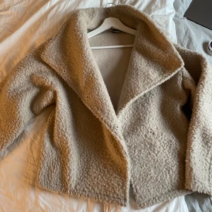 Teddy jacka från Gina tricot - Söt till hösten, tecken på användning finns 