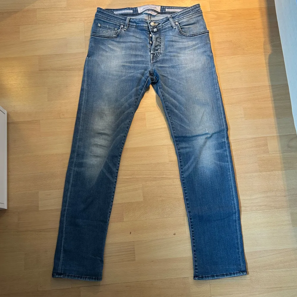 Riktigt snygga Jacob Cohen Jeans i bra men använt skick. Modellen 622 vilket är den mest populära modellen. Storlek 34 men passar även 33.Om det finns minst lilla fråga eller intresse så är det bara atg höra av sig, priset går också att diskutera! ⭐️🤝. Jeans & Byxor.