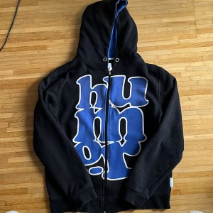 Tjocktröja - Tjocktröja i storlek XL med tryck ”humör”. Inget snöre till luvan och inga fickor. Använd köp nu!