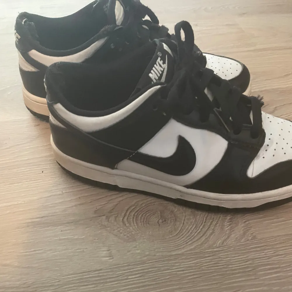 Jättefina dunks som är köpta ifrån soleplus för ungefär 2,5 år sedan. Köpta för 2500. Helt ok skick, lite trådar,slitna vid hälen och creasde längst fram.. Kengät.