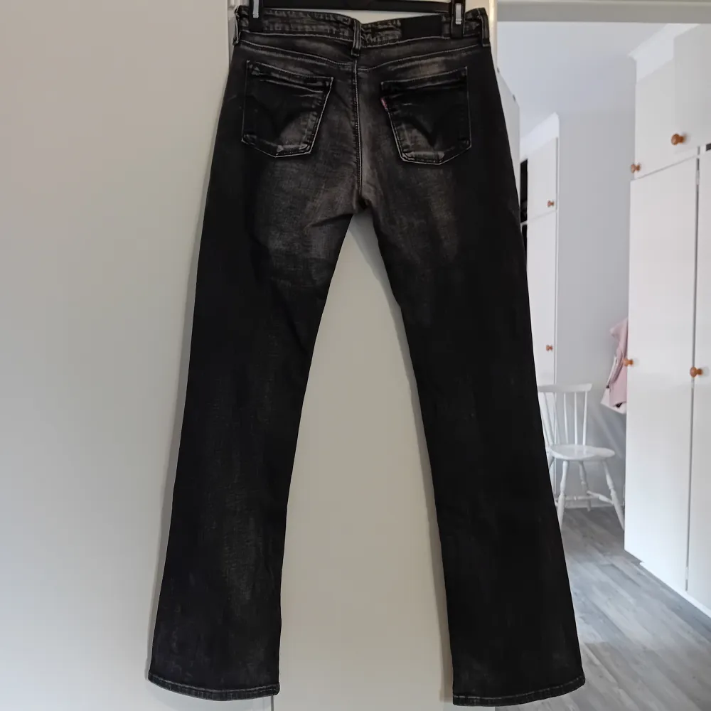 Lågmidjade bootcut jeans från levi's Bra skick  Vet inte riktigt vilken storlek då det inte står någon men skulle tippa på att de är i storlek S🤗 Använd köp nu☺️. Jeans & Byxor.