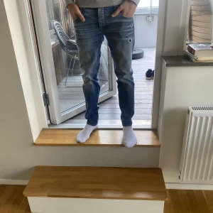 Jack & Jones jeans  - säljer dessa blåa snygga jeans ifrån jack and Jones, ett par enkla jeans som går att styla till mycket. perfekt nu inför hösten. modellen heter mike, slim fit och byxorna är i storlek w32 och har 32 i längd 