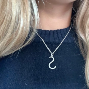 S halsband från maria nilsdotter💕 - Jätte fint halsband med ett S på från maria nilsdotter, super fint skick och inte användt så mycket!💕 Längden på kejdan på bilden är 45 men har även längd 50 på kedjan om man hellre vill ha de