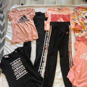 Adidas paket - Säljer ett adidas paket med barn kläder. - 1 tröja  - 2 byxor  - 5 T-shirt  Kom privat vid mer funderingar 🤗