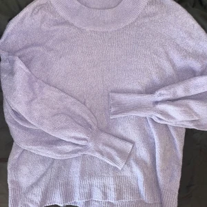 Lila stickad tröja - Så himla söt lila/ lavendel stickad tröja med ballongarmar! Supermjukt material! Passar till allt.   Prisförslag privat! Xs-m