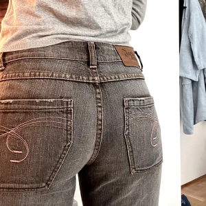 Grå jeans   - Säljer ett par fina gråa jeans som jag hittade på en secondhandbutik💜😊 Midjemått: 42 cm (Rakt över)  Innerbenslängd:78cm 