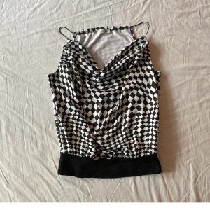 Topp - Bra skick, storlek står ej passar s/m beroende på hur tight man vill ha den (skyltdockan är en s) har inga andra bilder💗