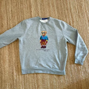 Ralph lauren tröja  - Tjena nu säljer vi den här Ralph Lauren tröjan som passar perfekt till det kallare vädret. Den är i storlek L. Har du några som helst frågor är det bara att skriva😇😇💪