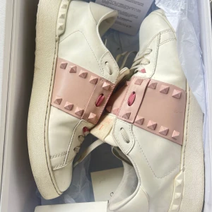 Valentino Open Rockstud - Säljer nu dessa trendiga valentinos i modellen ”rockstud untitled”. Äkthetsbevis så som Box, kort och inslag tillkommer! Finns tecken på användning men är fortfarande i grymt skick! Defekt skosula, snören, saknar en nit (se bild 3)❤️