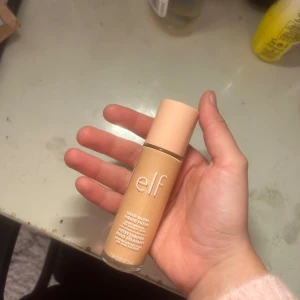 Halo Glow Liquid Filter från e.l.f. - Säljer en flaska av e.l.f. Halo Glow Liquid Filter i nyansen 'Fair'. Denna produkt ger en fantastisk glow och jämnar ut hudtonen. Perfekt för en naturlig look eller som bas under smink. Flaskan är smidig och lätt att använda. helt ny, inte ens öppnad nypris 219kr på asos 