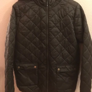 Barbour quiltad jacka st (XXL-16) XS-S - Barbour quilted jacka i olivgrön färg. (Sage green) militärgrön  St XXL CA 170-176 barn ,junior, men såklart till vuxen funkar också ca cs-s!Perfekt jacka till höst-vintern-vår.Fickor fram med lock som knäpps med knappar. Barbour på fickan. Nyskick. 