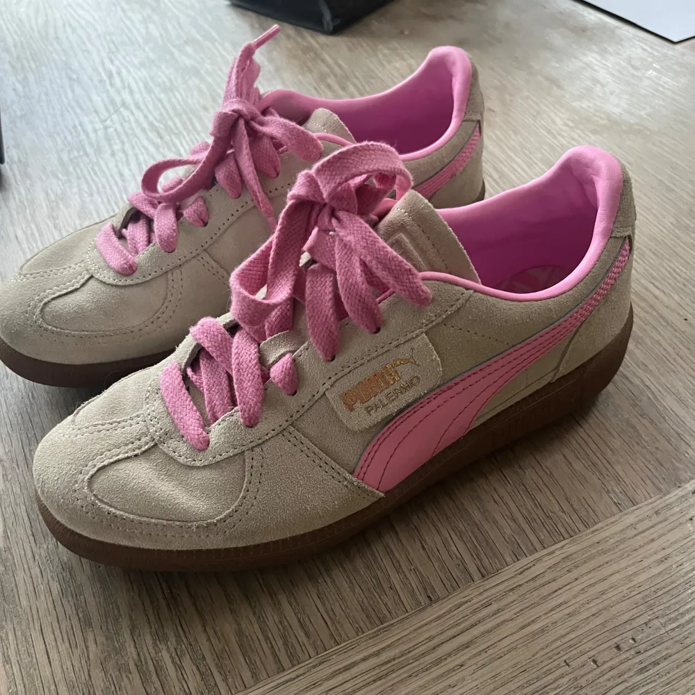 Ett par såå snygga puma sneakers som är beiga med rosa detaljer!. Skor.