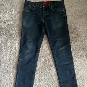 Jacob cohen jeans - ”Jacob cohen jeans” | Skick: 9/10 | Storlek: 32 | nypris: 3999 | Vårat pris: endast 700 | knappen sitter lite löst men inget som kommer påvärka jeansen, Skriv om ni har frågor!! Snabb affär= bättre pris