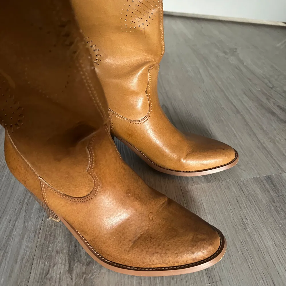 🤎Bruna/Konjak färgade boots 🤎I mycket använt skick 🤎Storlek 39 🤎Köparen står för frakten 🤎Inga returer. Skor.