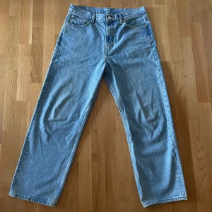 Weekday Jeans - Loose fit jeans från weekday i modellen Galaxy. Storlek 30/30 Använda enstaka gång då dem är för små för mig.  Inköpta på weekday gbg för 600kr!
