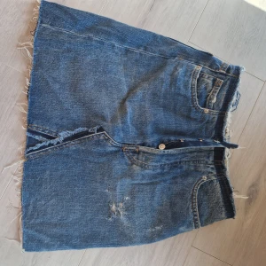 Jeanskjol zara - Jeanskjol från zara, stl xs! Superfin som jag tyvärr vuxit ur :( Sparsamt använd och fint skick!