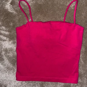 Rosa linnetopp från Gina Tricot - Säljer en snygg rosa linnetopp från Gina Tricot. Den är ärmlös med smala axelband och perfekt för sommardagar, men också under tröjor nu på hösten!Toppen är i ett mjukt och bekvämt material.