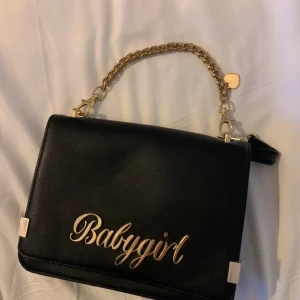 Handväska från Aldo  - Som ny! Ca 20cm lång. Flera fack. 