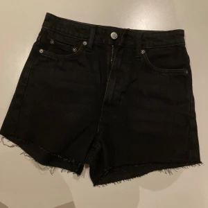 Shorts - SÅ snygga shorts från Weekday i storlek 25 🤌 Säljer då de satt något för tajt på mig. Passar storlek S. 🖤