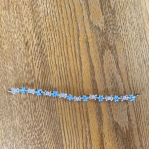 Handgjort armband - Handgjort pärlarmband med knäppe