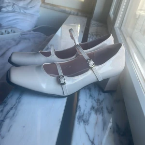 Klack skor  - Helt nya skor som var alldeles för stora för mig. På baksidan av den högra skon så fina det en liten svart fläck. jag vet inte hur den hamnade där men jag har försökt att få bort den.