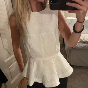 Topp - Peplumtopp från H&M i storlek 34! 🤍Dragkedja på ryggen