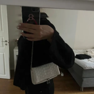 Väska - Zadigliknande vit väska med jättefina silverdetaljer!😍 Har andvänts men inget som syns, tex inga fläckar. Från märket even odd på zalando