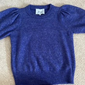 Kortermad stickad tröja - Använd 2-3 gånger, bra skick, inga noppror! 💙
