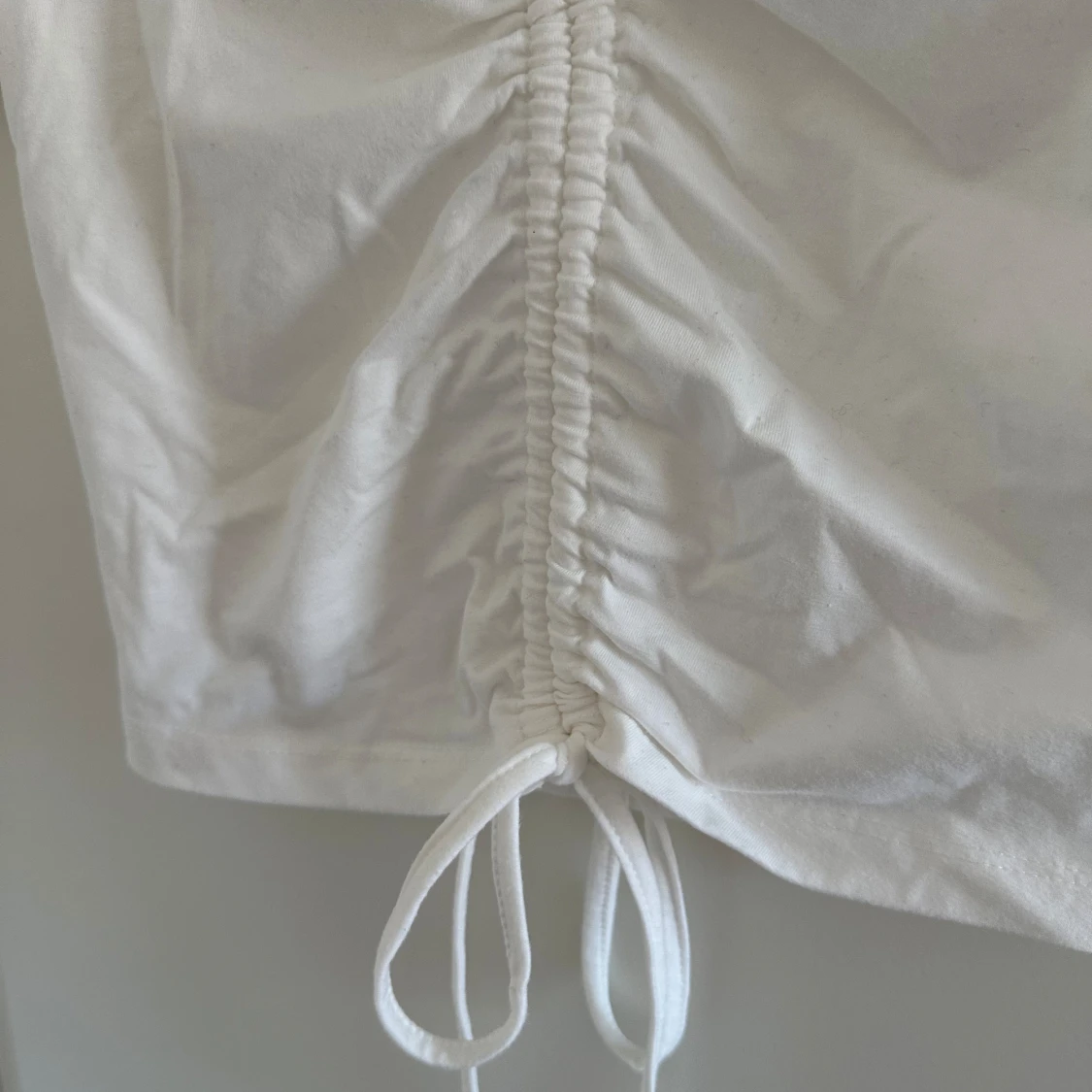 Svart och vit kortärmad topp med knyt - 92