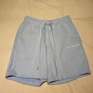Jordan shorts - Jordan shorts i väldigt bra skick, använt ett fåtal gånger. Inga defekter eller fel på de, säljer då jag inte använder de. De har en liten baggy fit. 