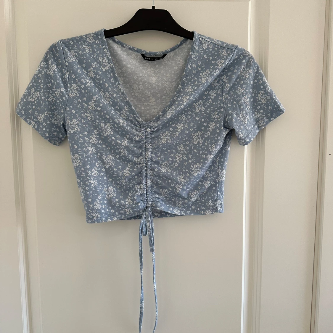 Blommig blå croppad topp