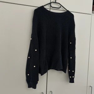 Stickad tröja - Från only, bra skick men ett hål vid vänstra armen, där av det billiga priset