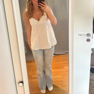 Vit volang linne me broderi  - Ett super fint vill linne me broderi. Justerbara band och skön pass form. Super fint och änkelt att styla. Fråga hjärna om de nått du funderar på. 