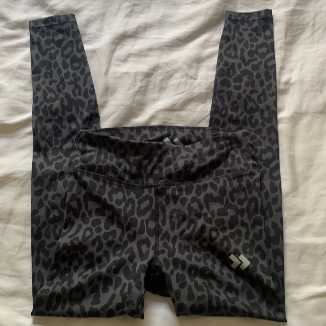 Grå leopardmönstrade leggings med QuickDry Technology - 1