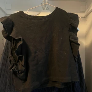 Tröja - Tröja med volang längst armarna!🖤😍