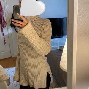 Stickad tröja  - Beige stickad tröja från Nakd, storlek xxs men passar xs/s oxå. Knappt använd 
