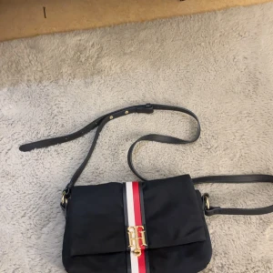 Tommy hilfiger väska  - Använd endast för ”outfit bilder” därav väldigt bra skick, köpt i Spanien i Tommy himfiger butik, kom privat om ni vill ha serienummer osv
