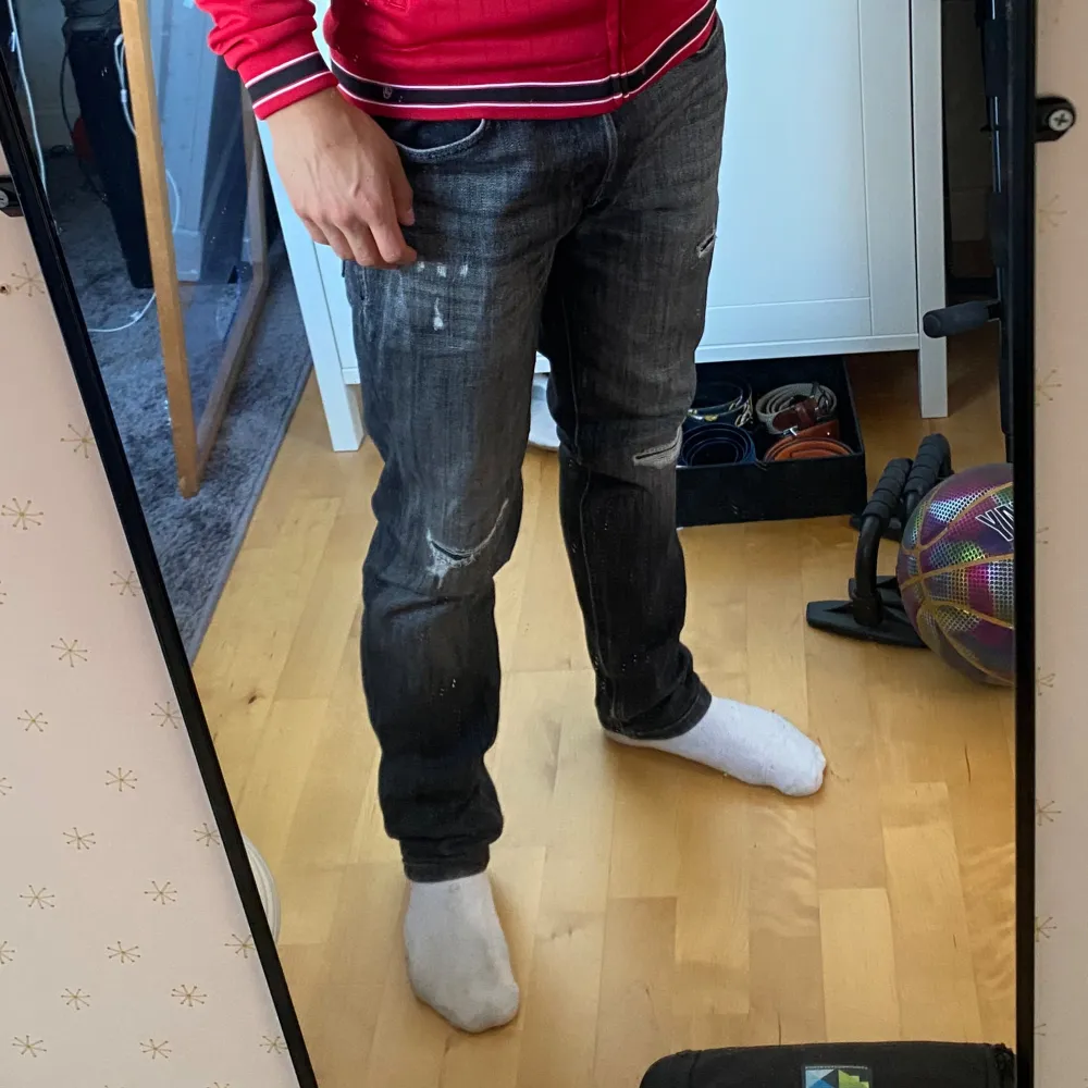 Riktigt snygga Jack & Jones jeans. Det är inlämnade hos skräddare för att få en perfekt slim passform och även nerkortade så att det passar L30. Tveka inte på att höra av dig vid minsta fundering!. Jeans & Byxor.