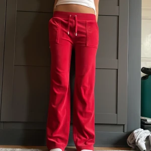 Juicy Couture byxor  - har använt 1 gång hemma men vill sälja för att det inte är min stil, har inga fläckar eller hål och är som nya. skriv privat för frågor ❤️🙏