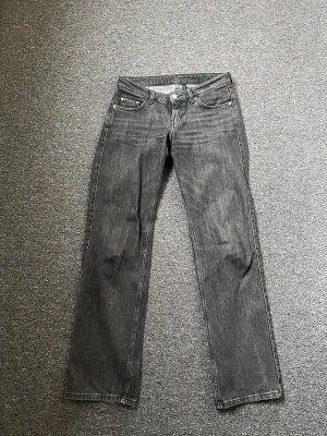 Weekday arrow low jeans - Lågmidjade jeans från weekday i modellen arrow. Storlek 25/32. Jag är 165cm lång.
