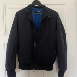 J.Lindeberg jacka - Passar riktig bra nu till hösten skön passform. perfekt med skjorta under osv. Ny pris runt 1999kr mitt pris 499 Köpt föra sommarn på Gotland!