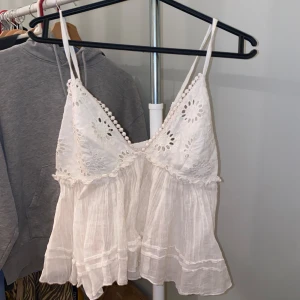 Topp - Vit topp från Meet me there. Nypris 400kr. Fint skick. Hör av er vid intresse eller ev frågor!💌☺️